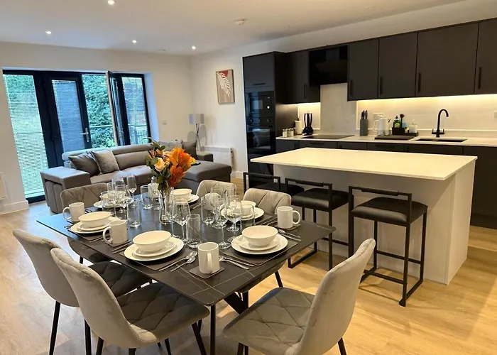 Sale Road Serviced Apartments Near Airport & Trafford Centre