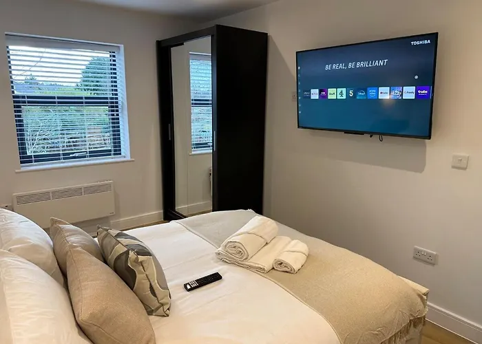 Sale Road Serviced Apartments Near Airport & Trafford Centre