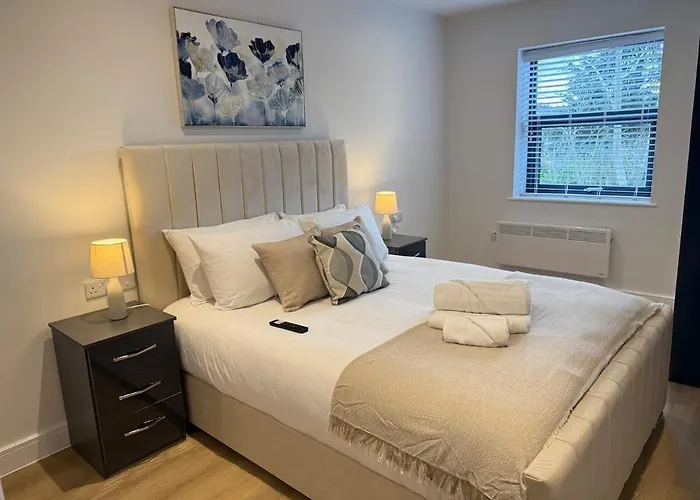 Sale Road Serviced Apartments Near Airport & Trafford Centre