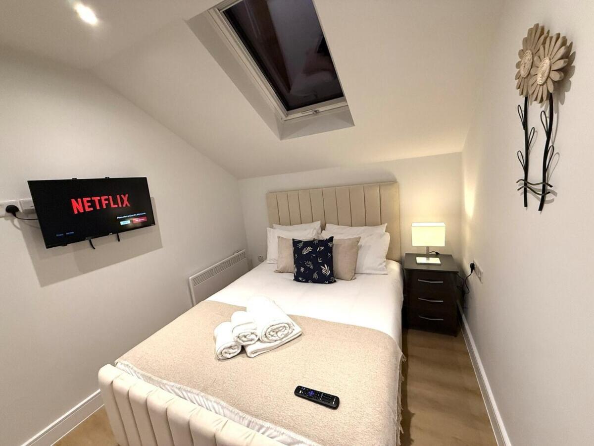 Sale Road Serviced Near Airport & Trafford Centre * Wythenshawe