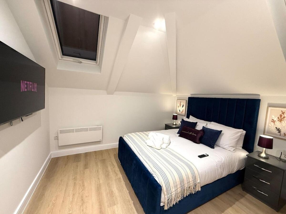 Sale Road Serviced Near Airport & Trafford Centre Apartment