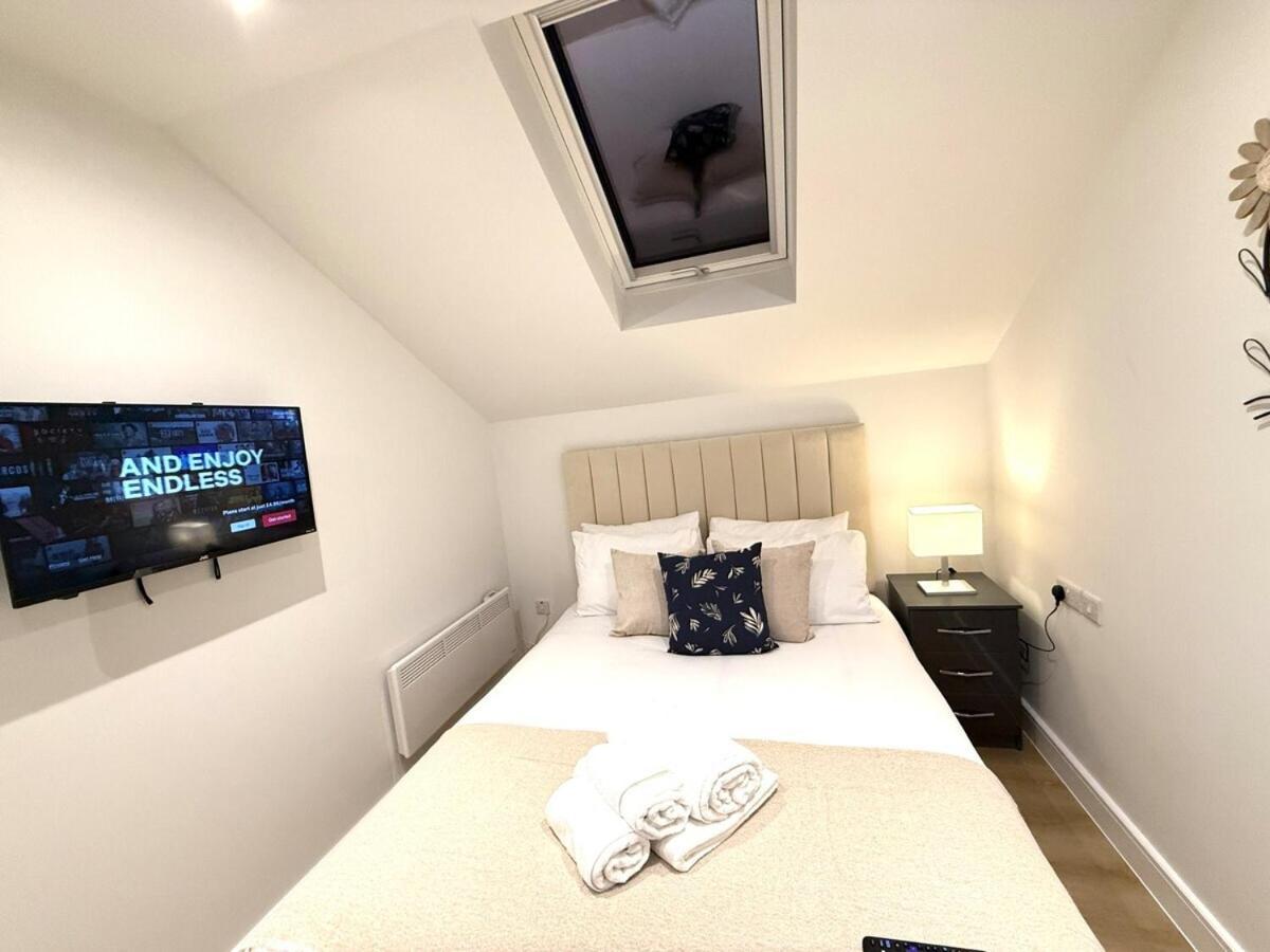 Sale Road Serviced Near Airport & Trafford Centre * Wythenshawe