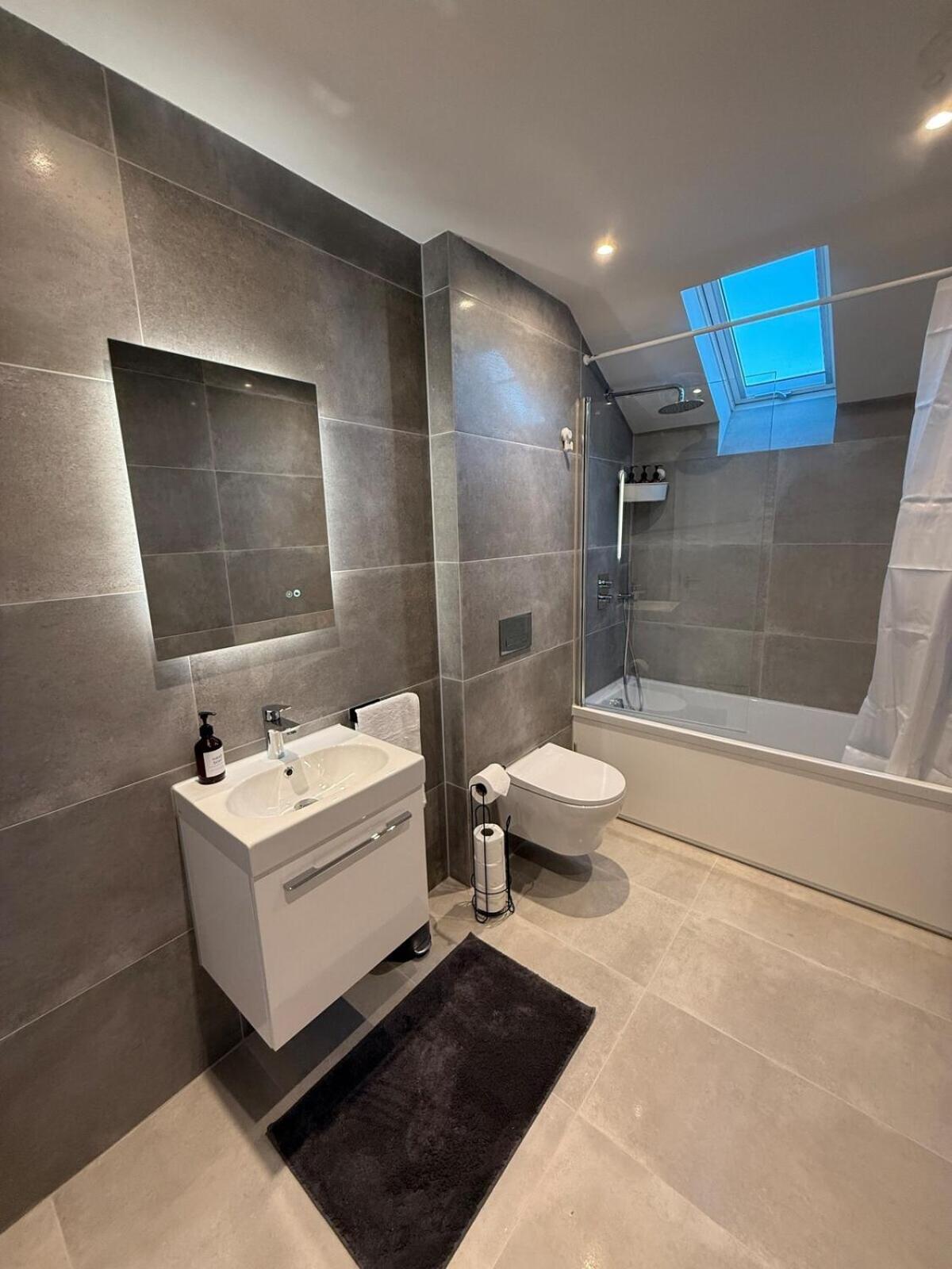 Sale Road Serviced Near Airport & Trafford Centre Apartment