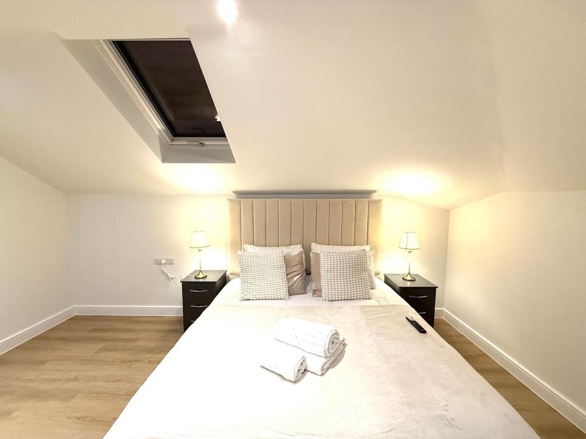 Sale Road Serviced Near Airport & Trafford Centre Apartment *