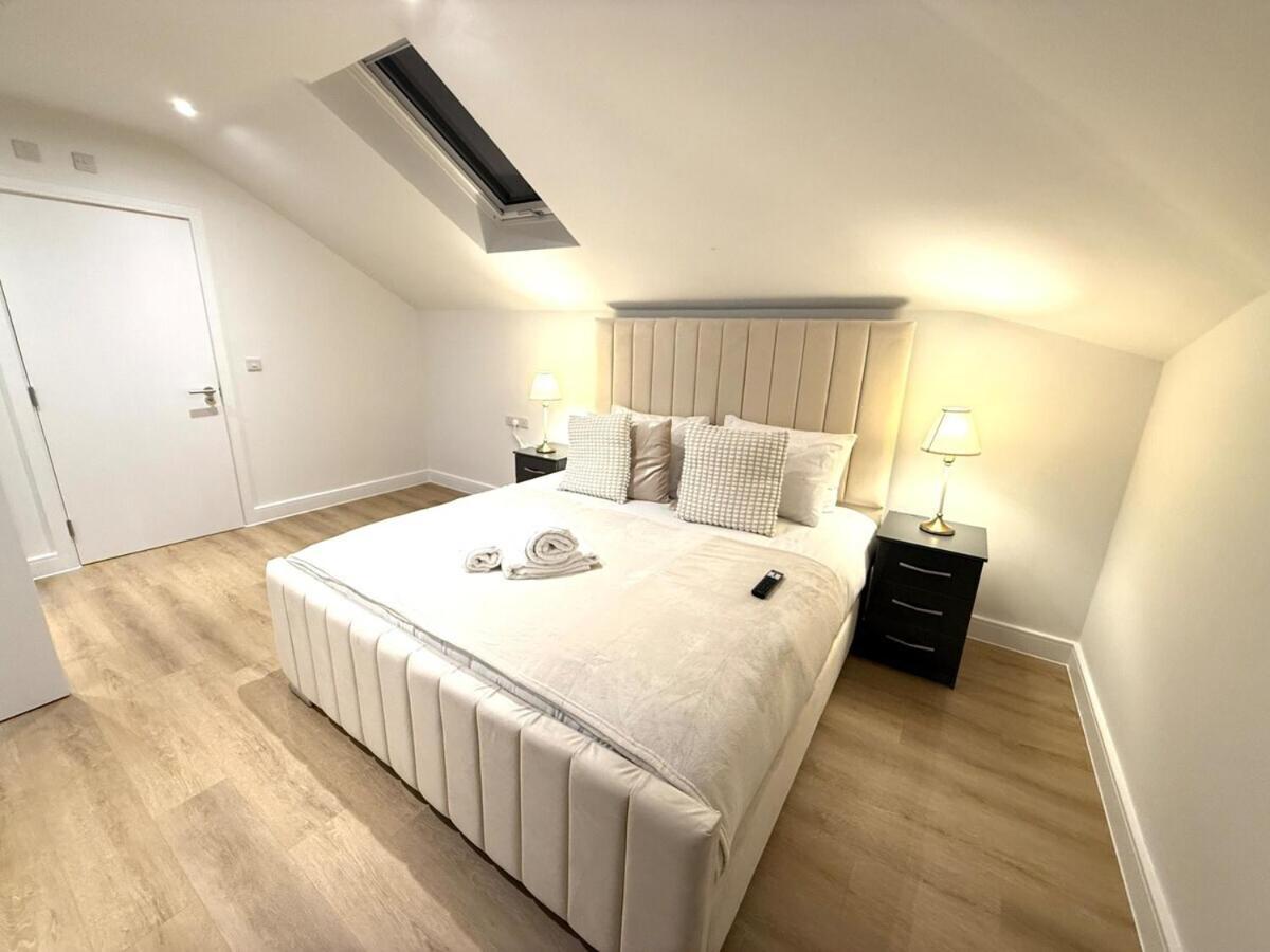Sale Road Serviced Near Airport & Trafford Centre Apartment *