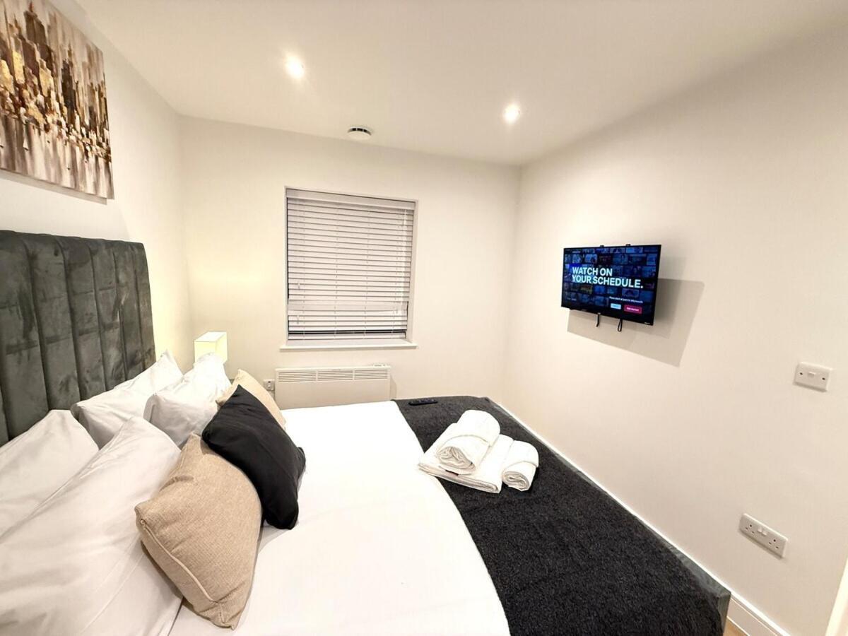 Sale Road Serviced Near Airport & Trafford Centre * Wythenshawe