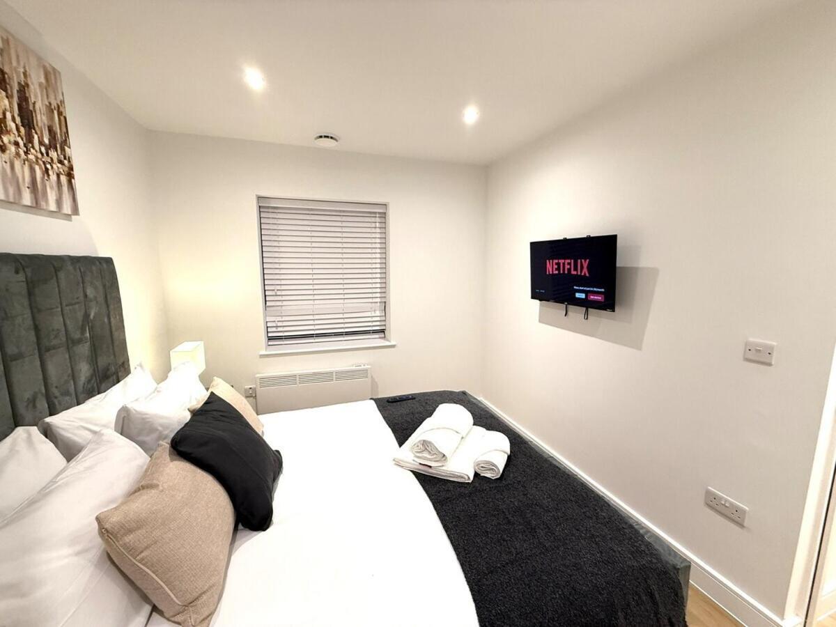 Sale Road Serviced Near Airport & Trafford Centre Apartment *
