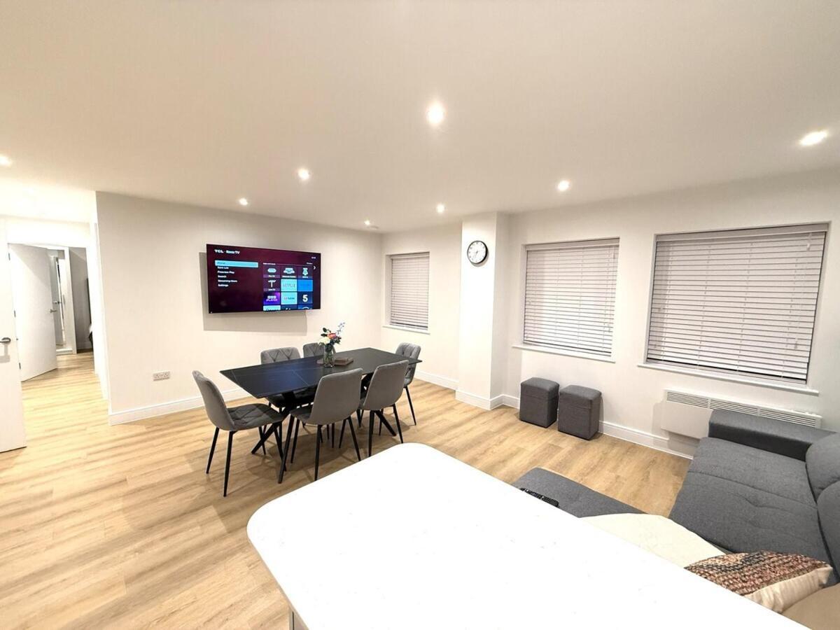 Sale Road Serviced Near Airport & Trafford Centre *