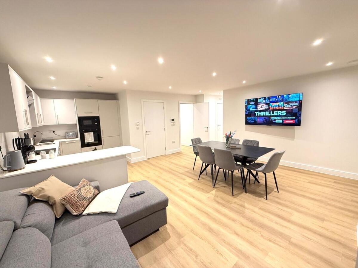 Sale Road Serviced Near Airport & Trafford Centre * Wythenshawe