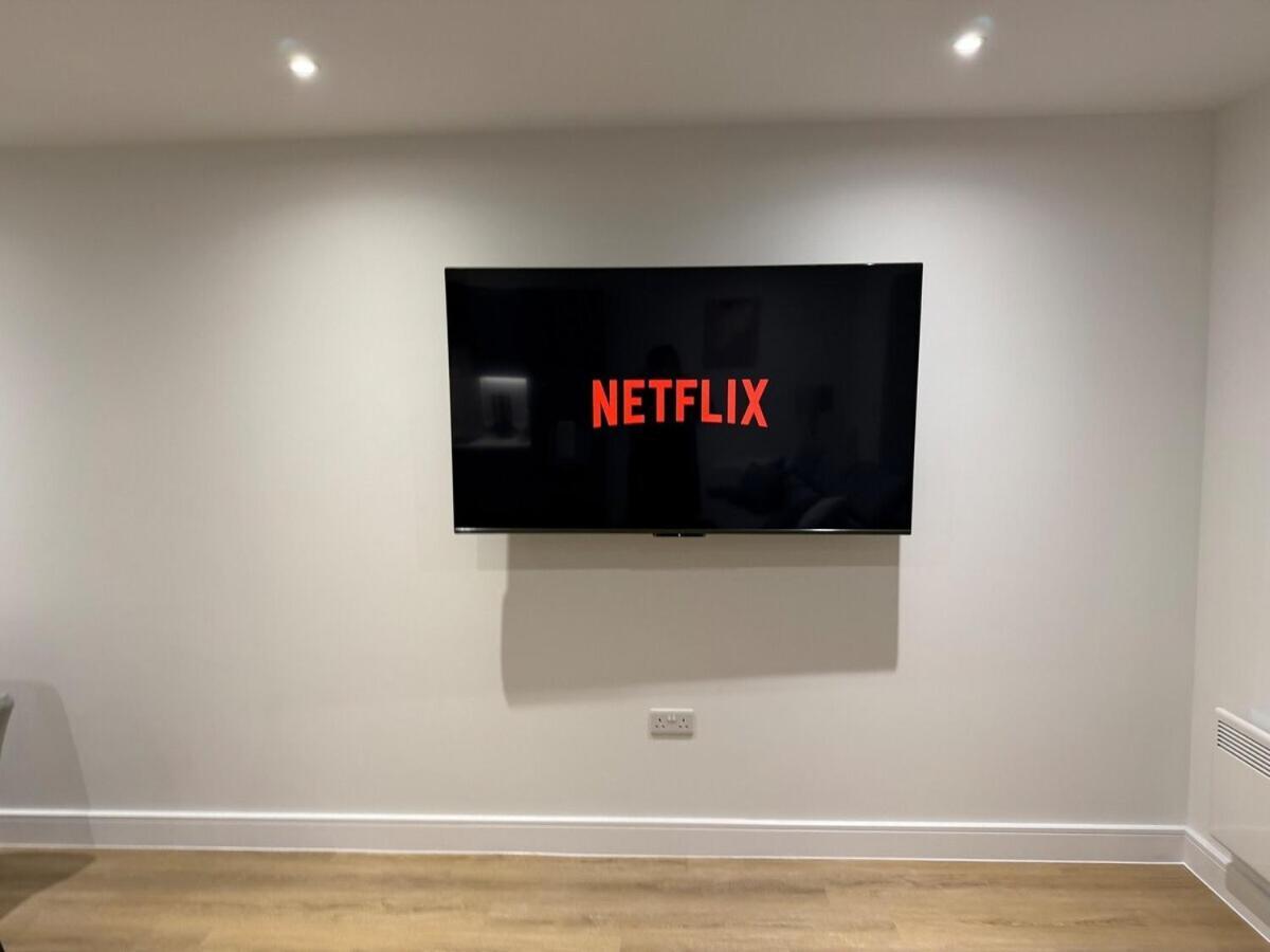 Sale Road Serviced Near Airport & Trafford Centre Apartment