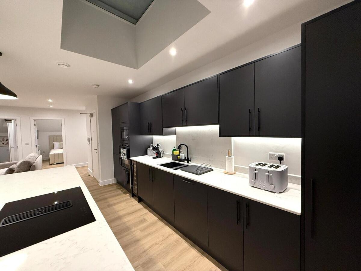 Sale Road Serviced Near Airport & Trafford Centre Apartment Wythenshawe
