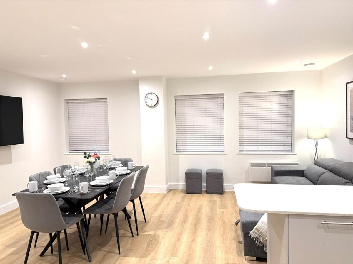 Sale Road Serviced Near Airport & Trafford Centre * Wythenshawe