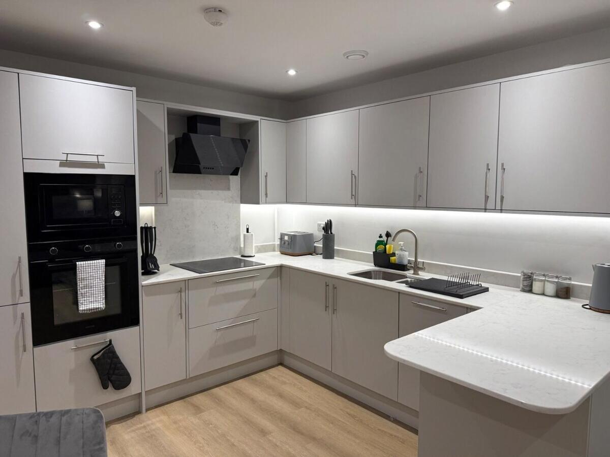Sale Road Serviced Near Airport & Trafford Centre