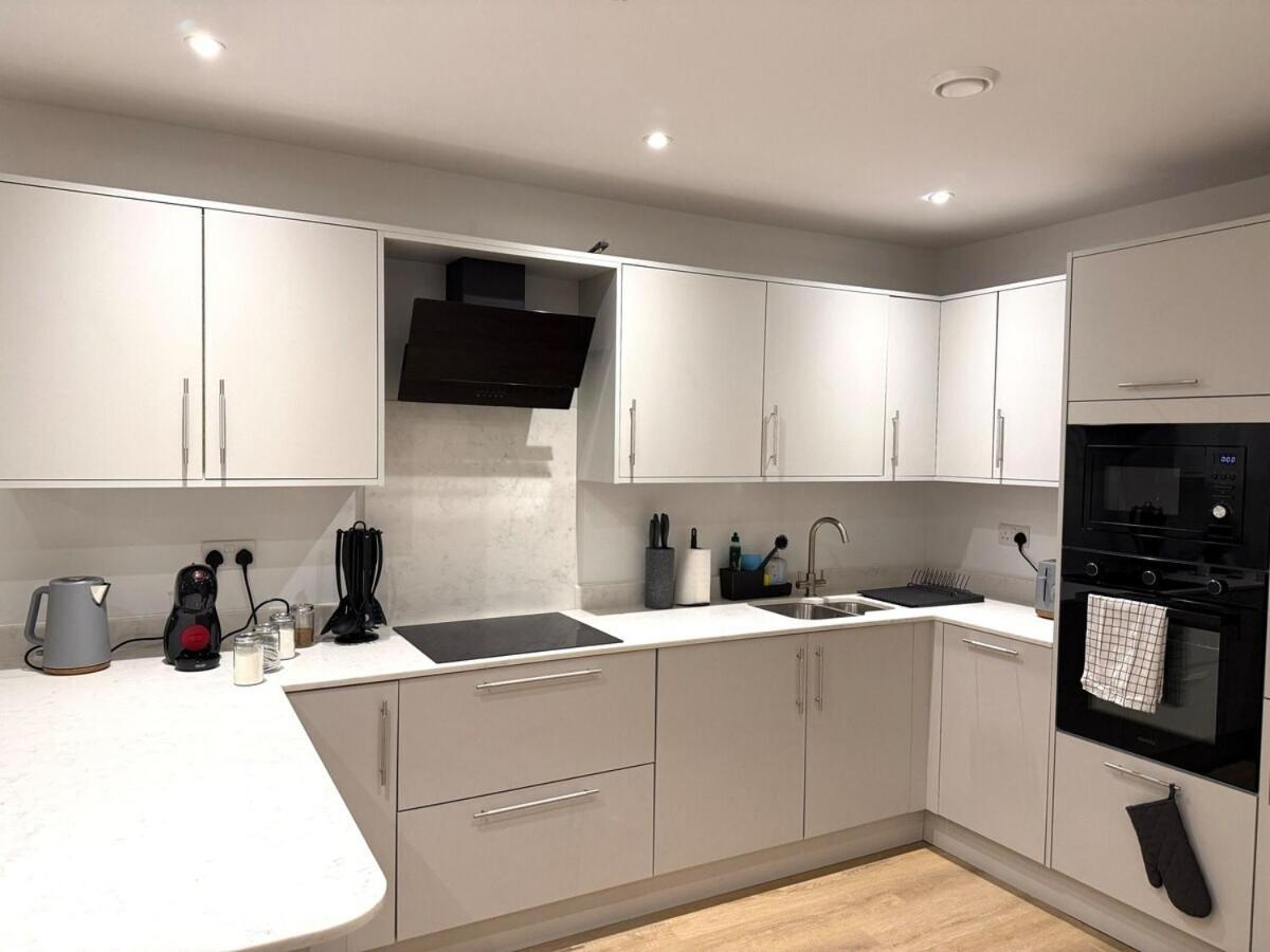 Sale Road Serviced Near Airport & Trafford Centre Apartment Wythenshawe