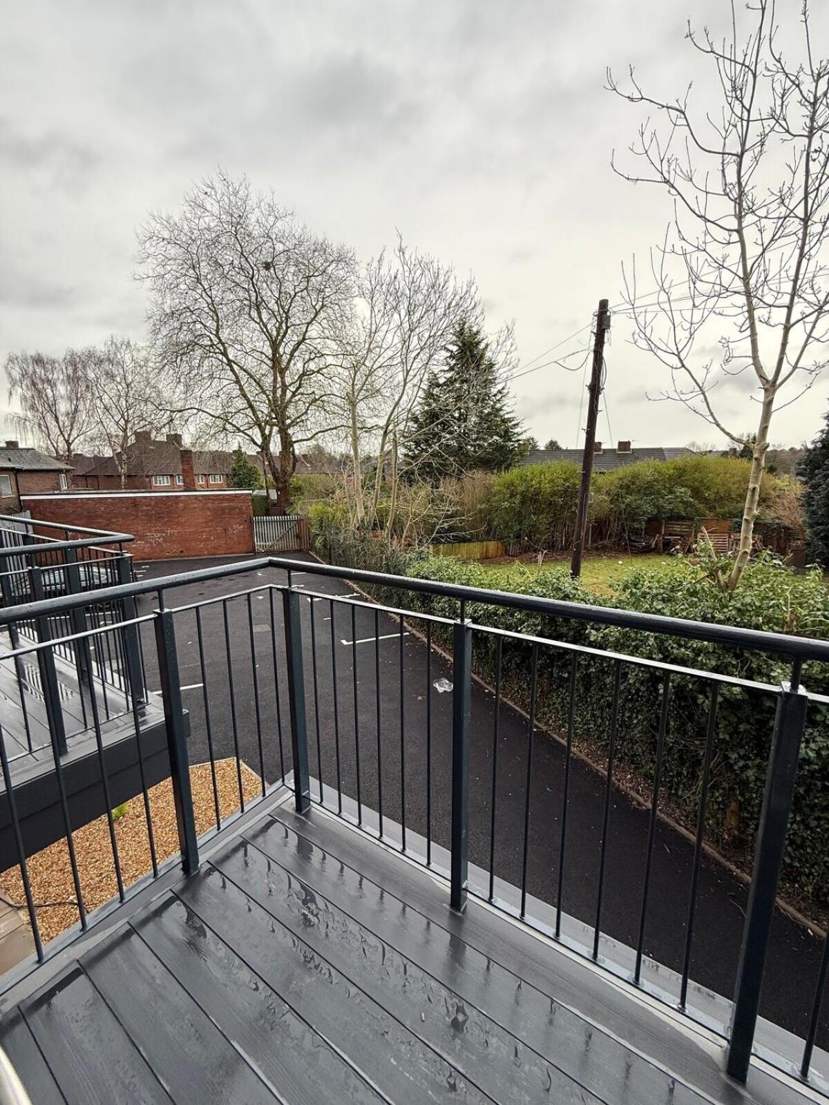 Sale Road Serviced Near Airport & Trafford Centre *
