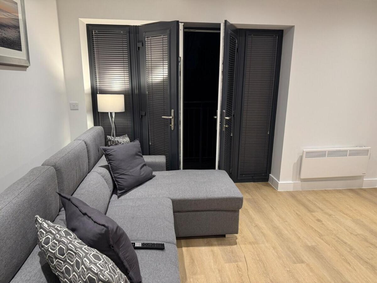 Sale Road Serviced Near Airport & Trafford Centre * Wythenshawe