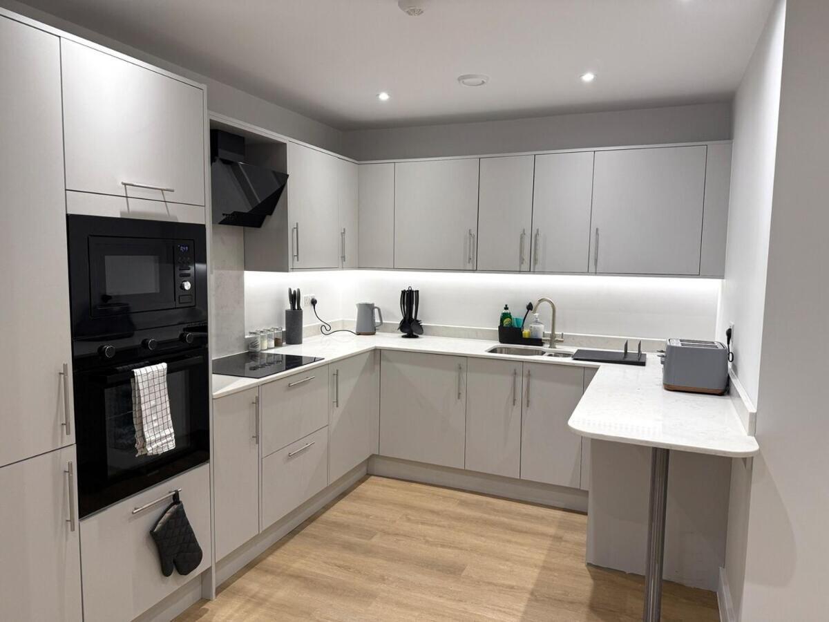 Sale Road Serviced Near Airport & Trafford Centre Wythenshawe