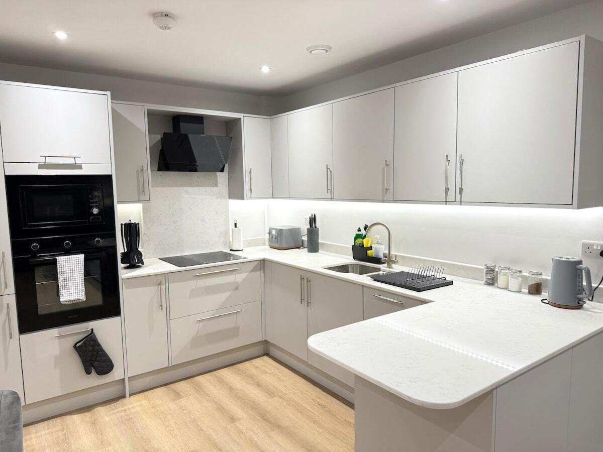 Sale Road Serviced Near Airport & Trafford Centre * Wythenshawe