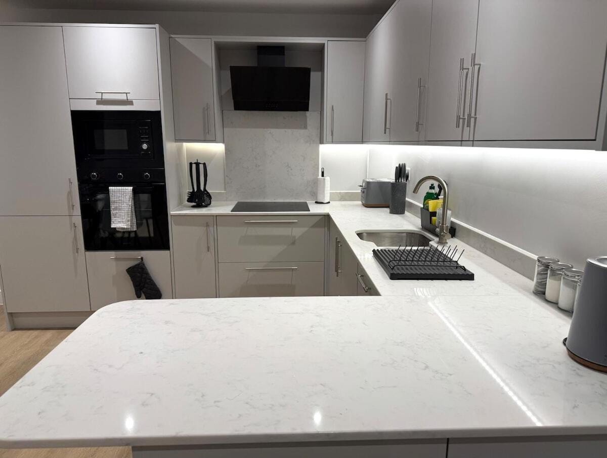 Sale Road Serviced Near Airport & Trafford Centre Apartment