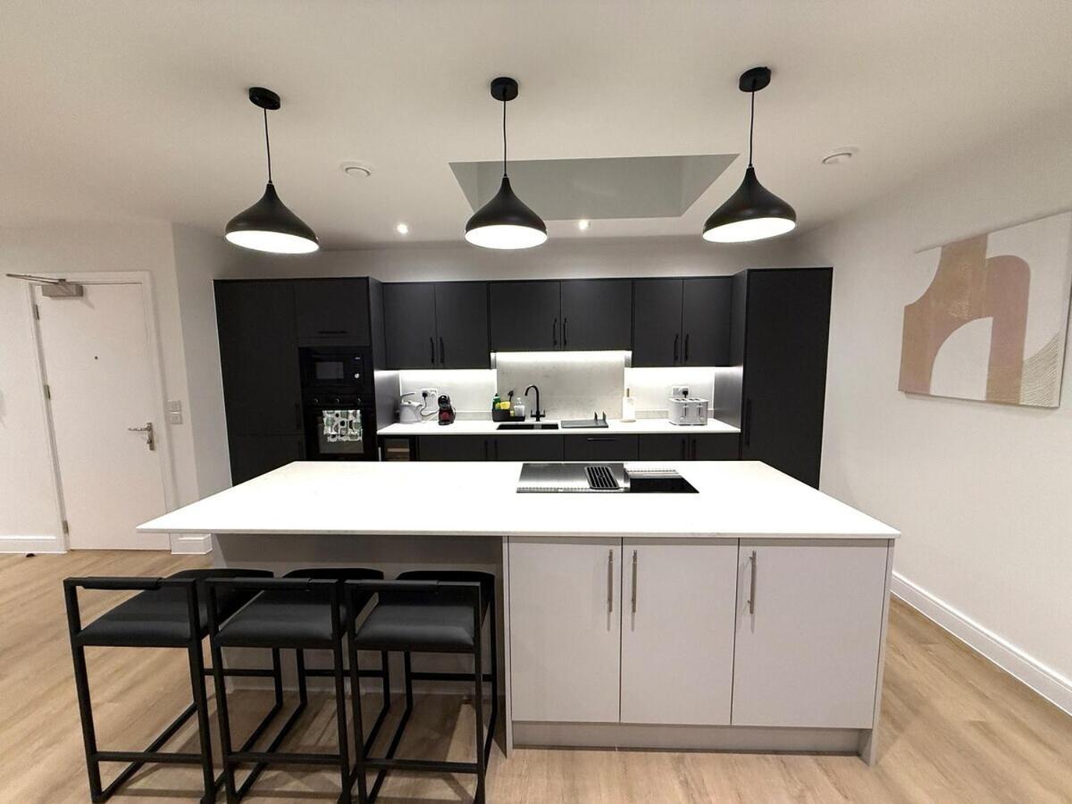 Sale Road Serviced Near Airport & Trafford Centre *
