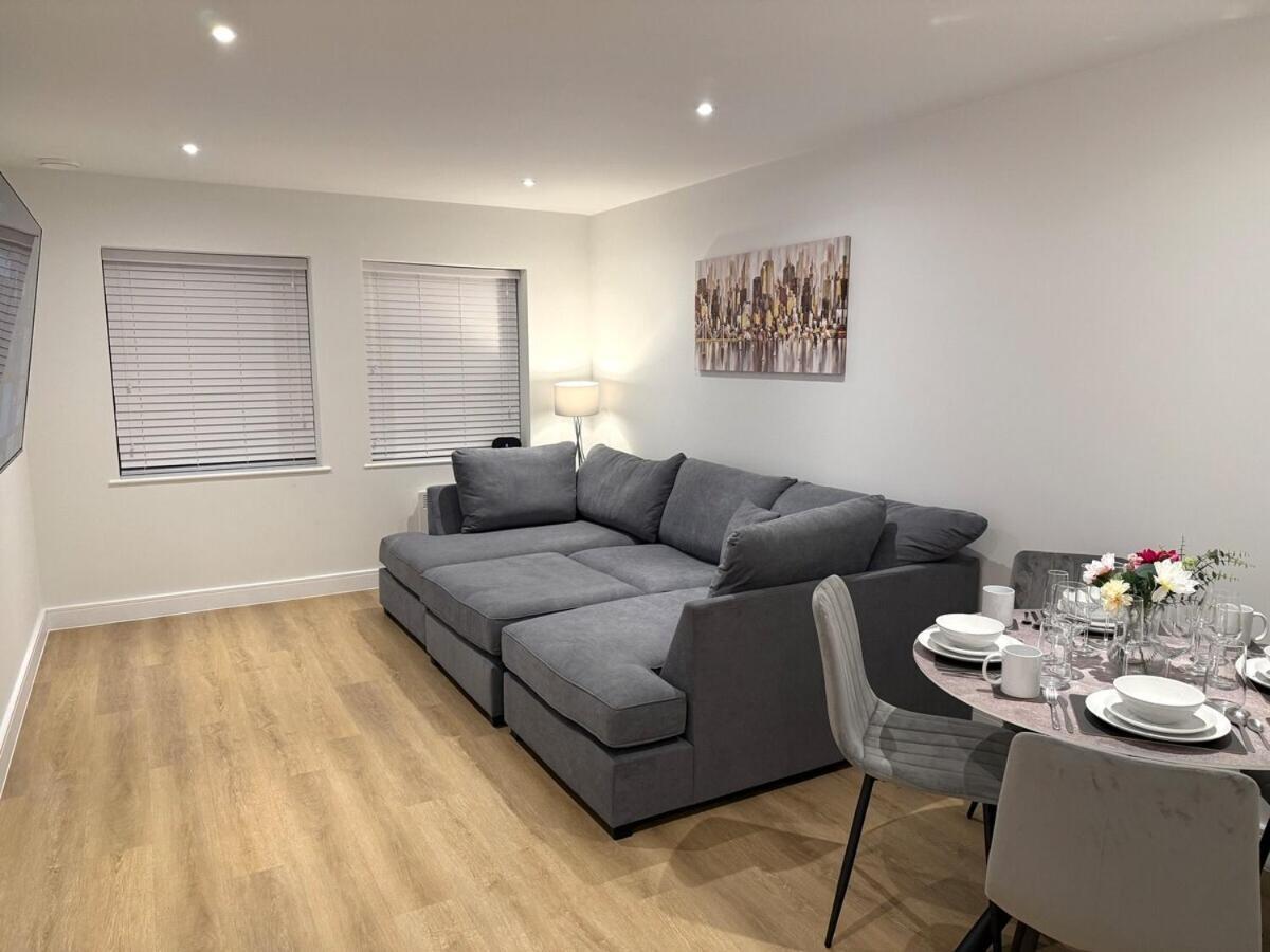 Sale Road Serviced Near Airport & Trafford Centre Apartment *