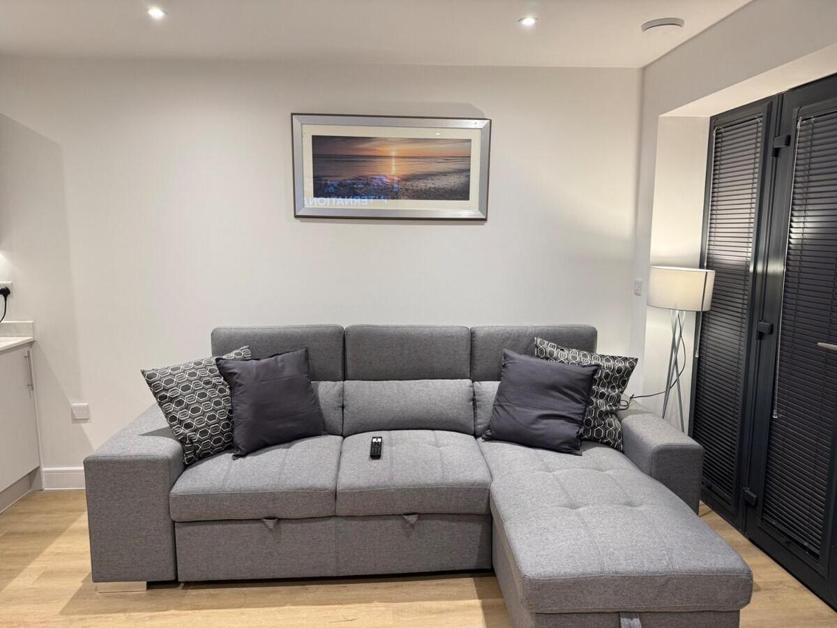 Sale Road Serviced Near Airport & Trafford Centre Wythenshawe