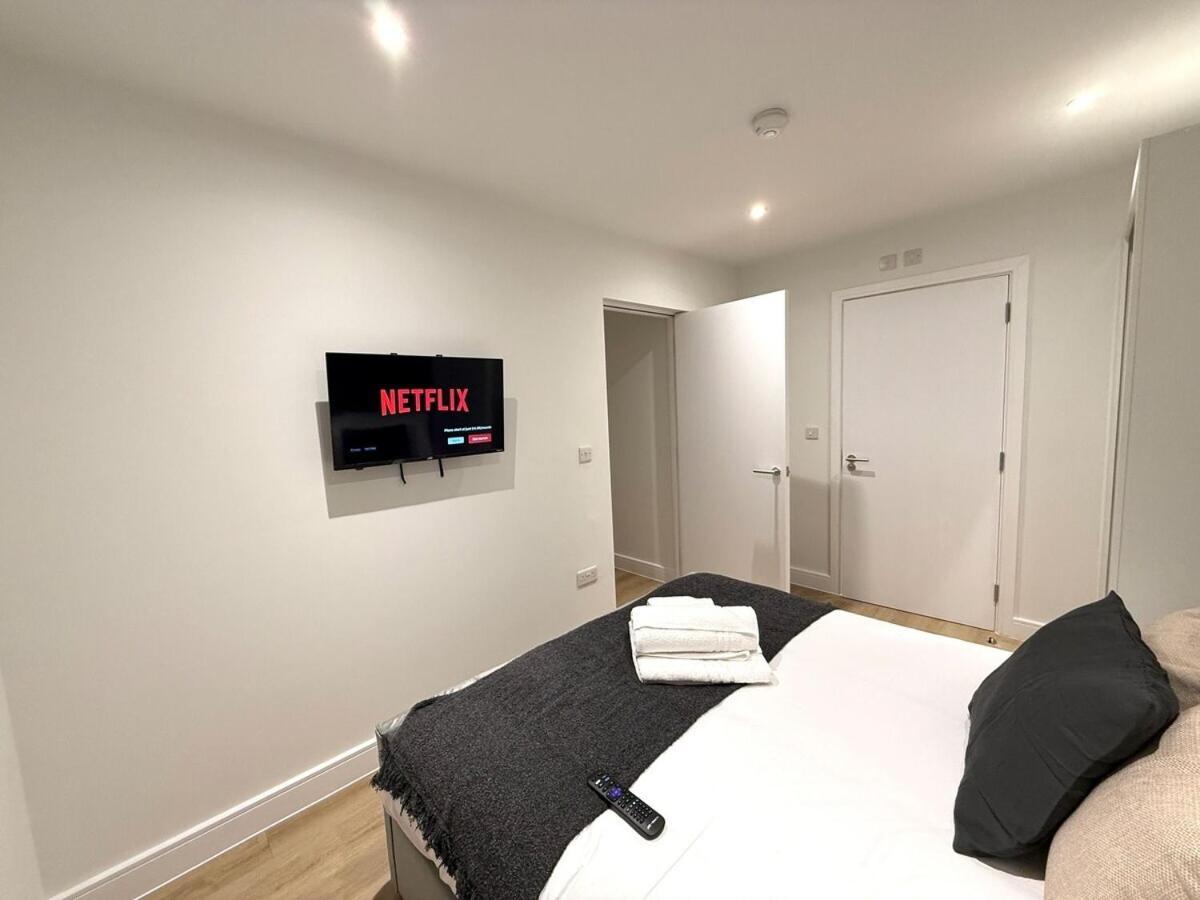 Sale Road Serviced Near Airport & Trafford Centre * Wythenshawe