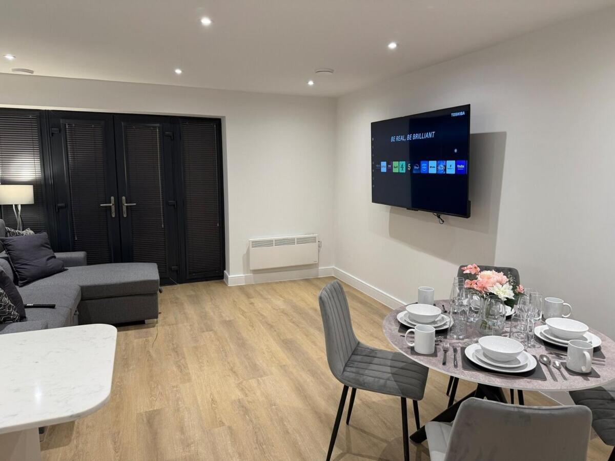 Sale Road Serviced Near Airport & Trafford Centre Apartment