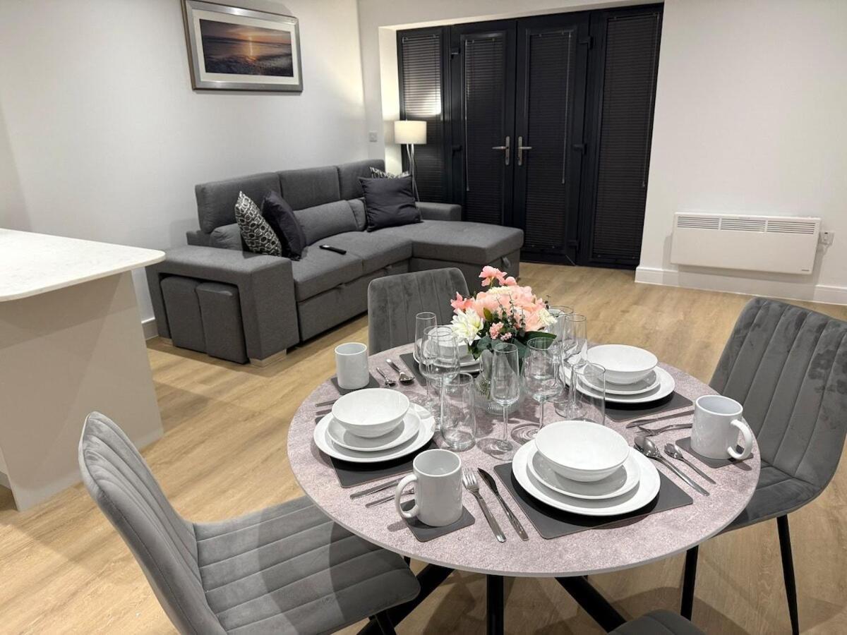 Sale Road Serviced Near Airport & Trafford Centre Apartment *