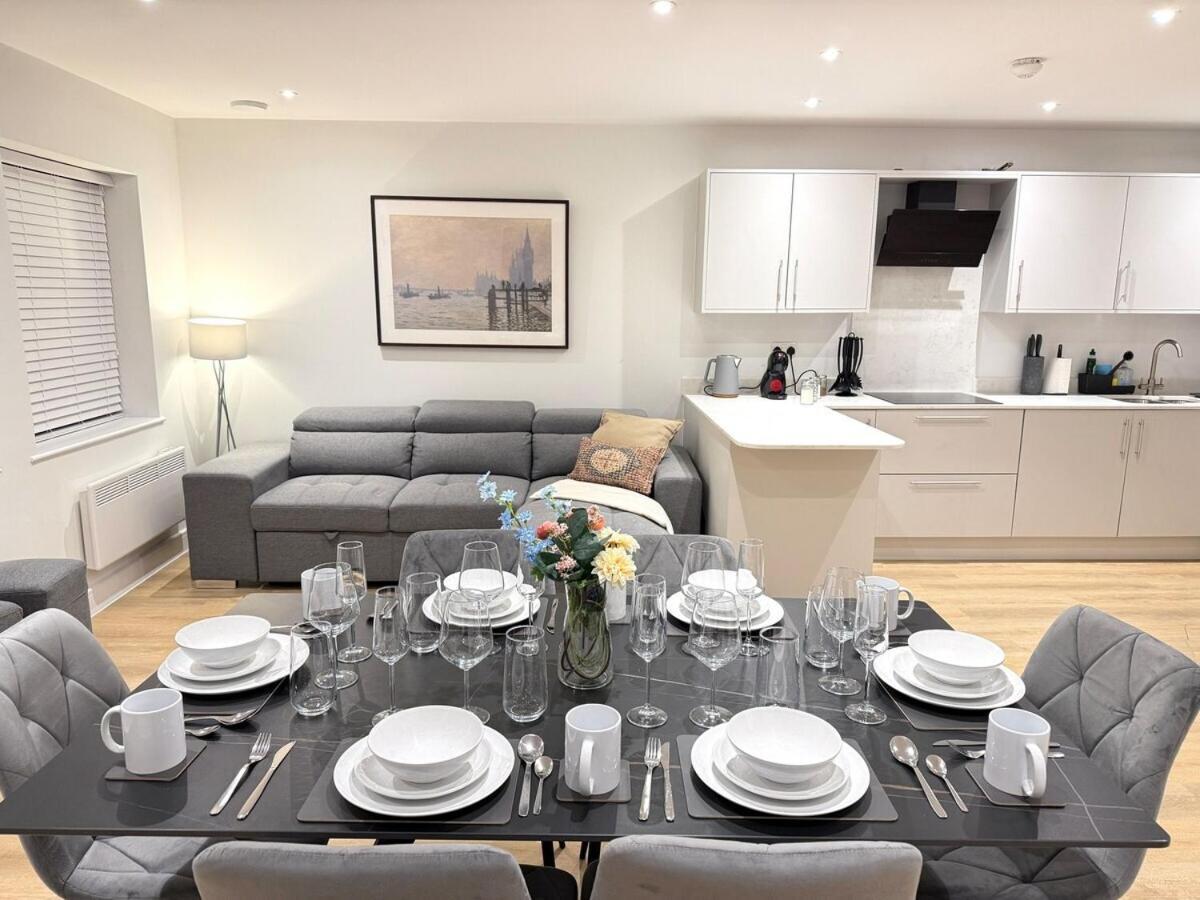 Sale Road Serviced Near Airport & Trafford Centre