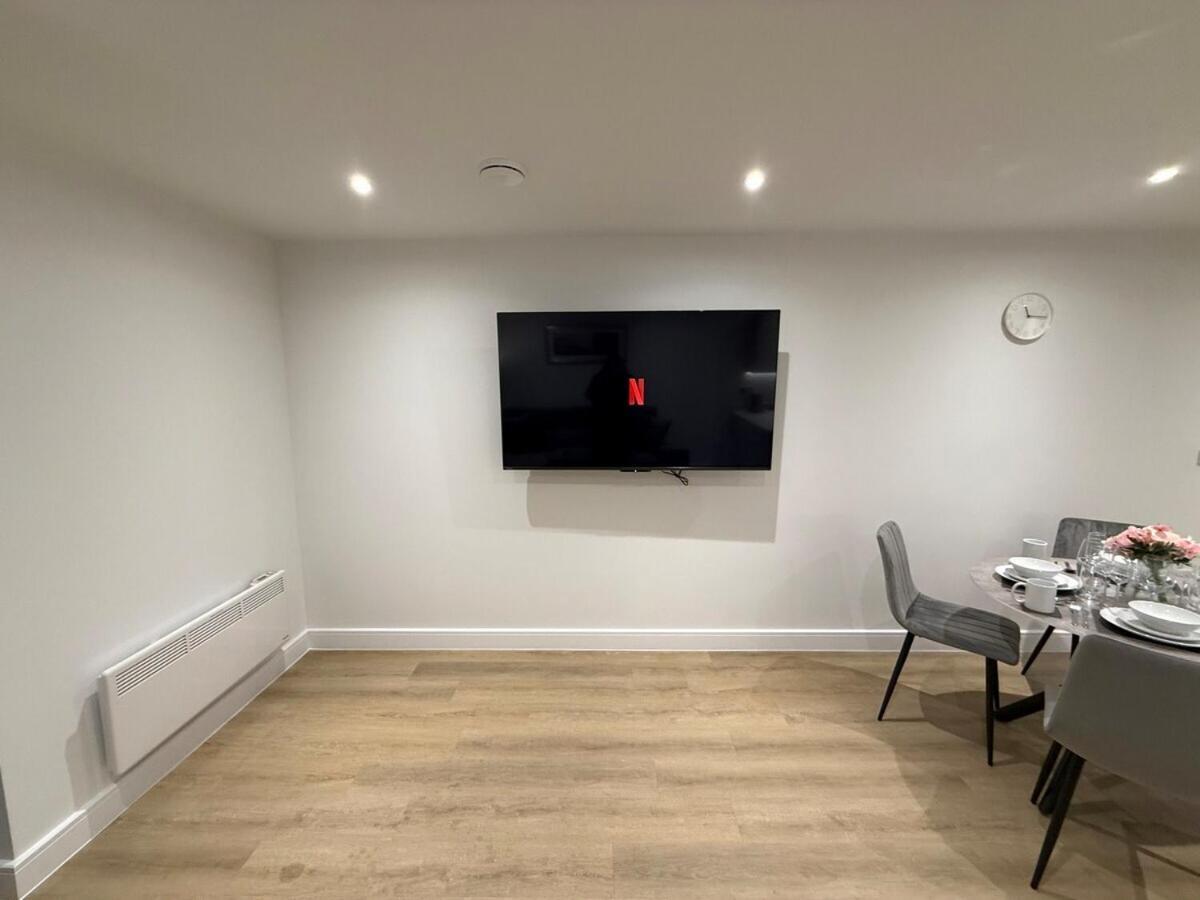 Sale Road Serviced Near Airport & Trafford Centre Apartment *