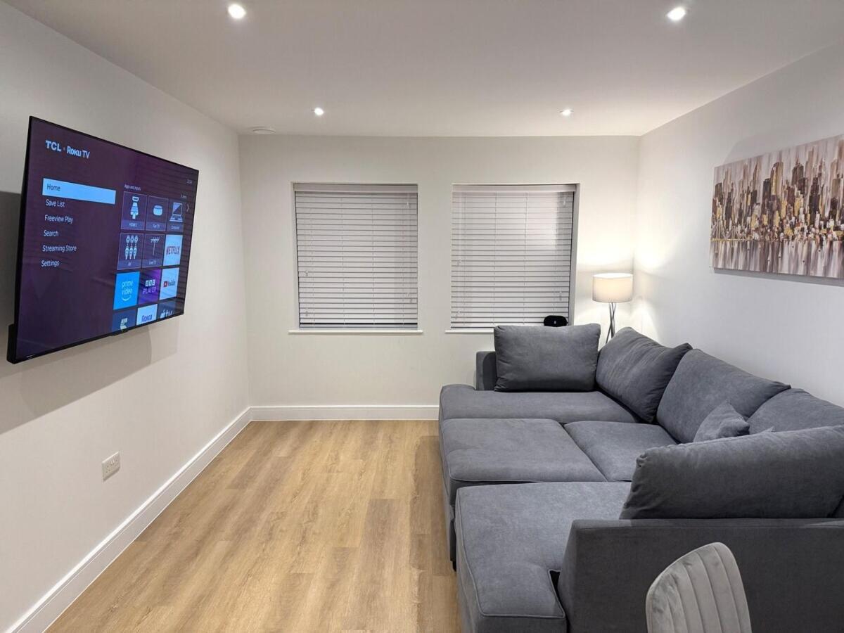Sale Road Serviced Near Airport & Trafford Centre Apartment *