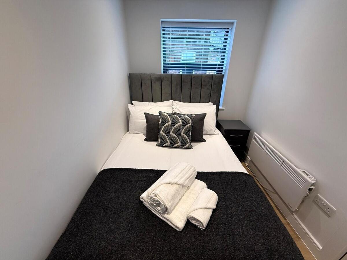 Sale Road Serviced Near Airport & Trafford Centre *