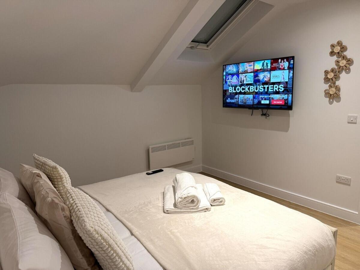 Sale Road Serviced Near Airport & Trafford Centre Wythenshawe