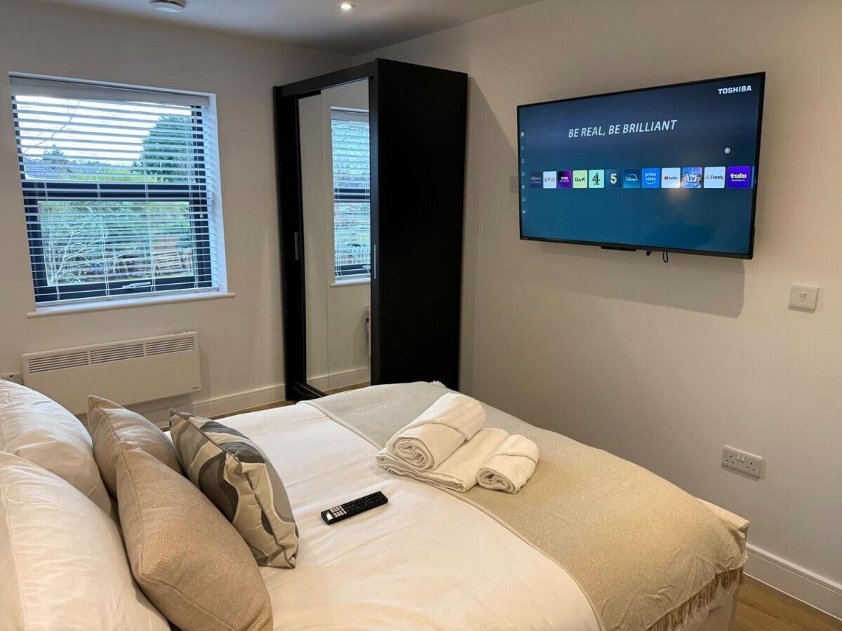 Sale Road Serviced Near Airport & Trafford Centre Apartment