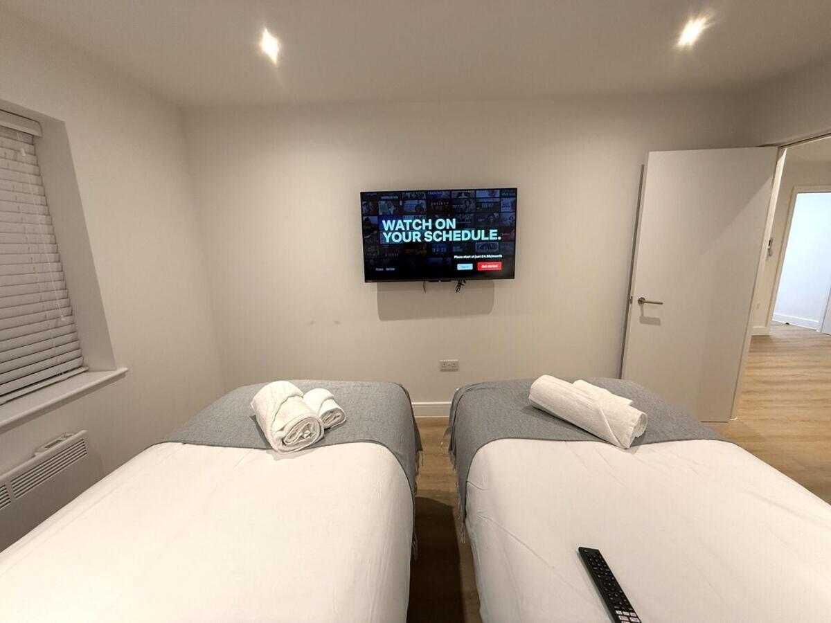 Sale Road Serviced Near Airport & Trafford Centre *