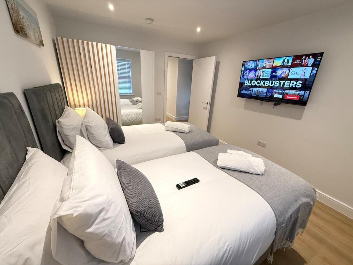 Sale Road Serviced Near Airport & Trafford Centre Apartment