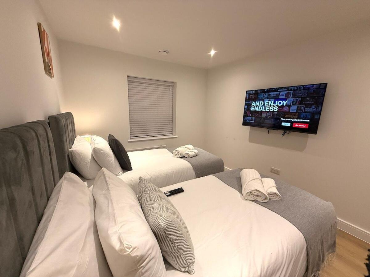 Sale Road Serviced Near Airport & Trafford Centre *