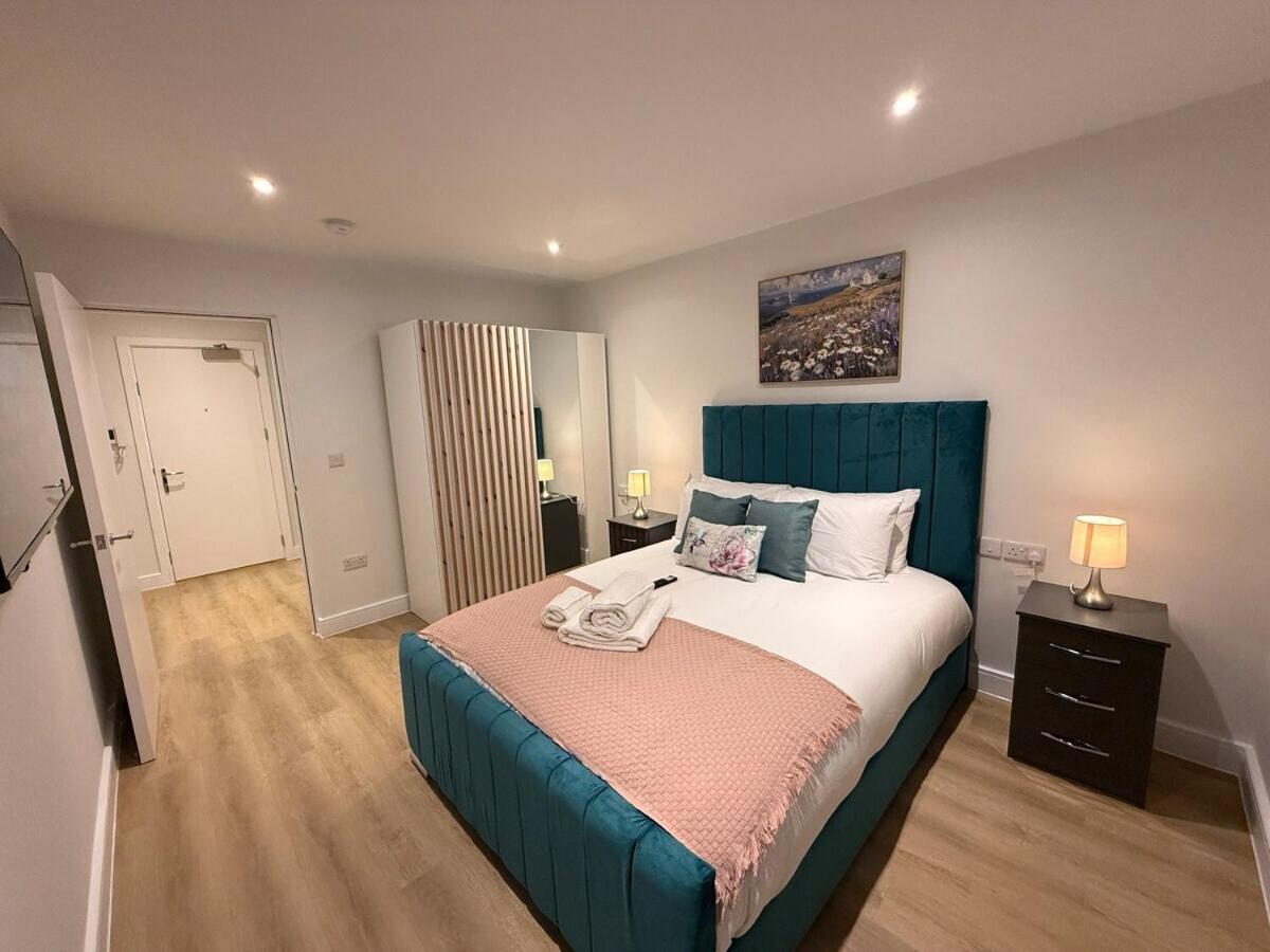 Sale Road Serviced Near Airport & Trafford Centre Wythenshawe