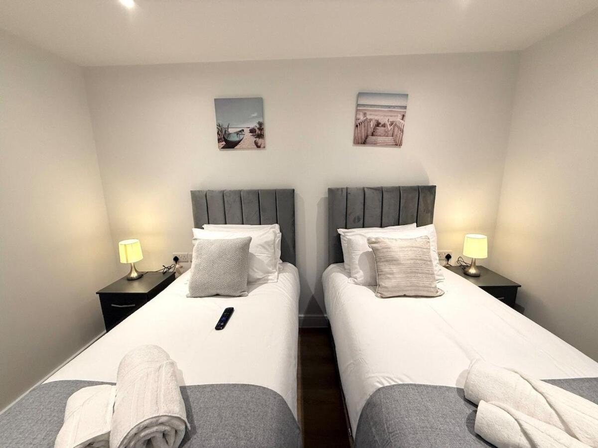 Sale Road Serviced Near Airport & Trafford Centre Apartment