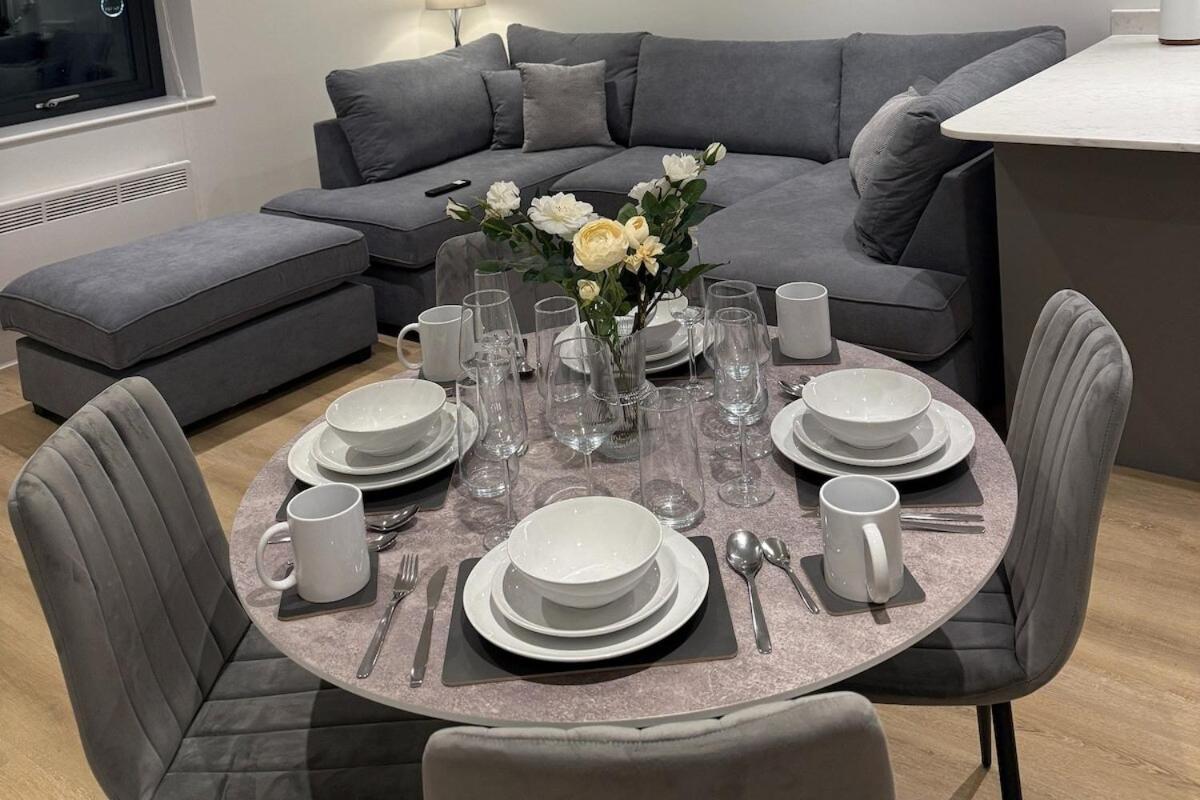 Sale Road Serviced Near Airport & Trafford Centre Apartment