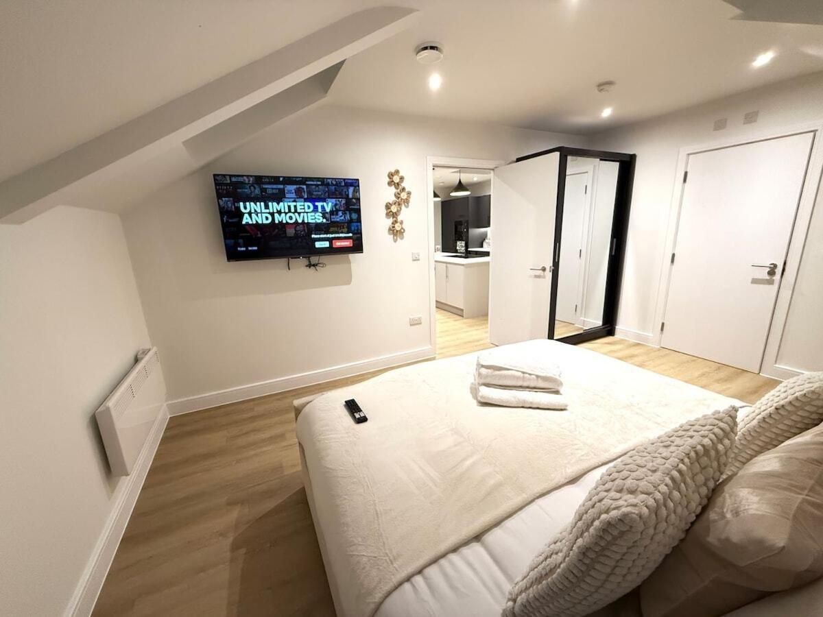 Sale Road Serviced Near Airport & Trafford Centre *