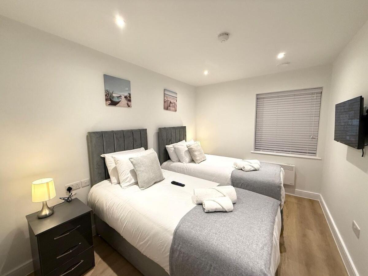 Sale Road Serviced Near Airport & Trafford Centre Wythenshawe