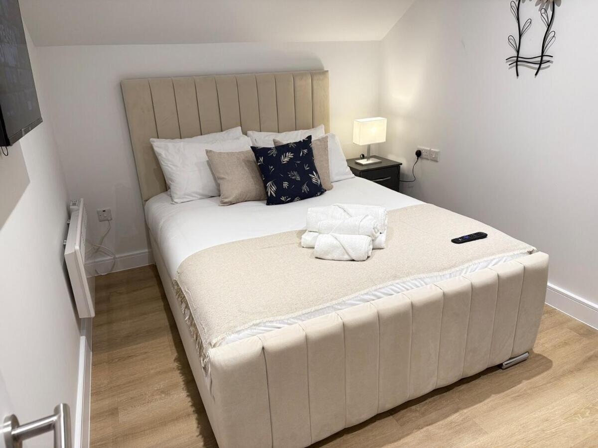 Sale Road Serviced Near Airport & Trafford Centre Appartamento *