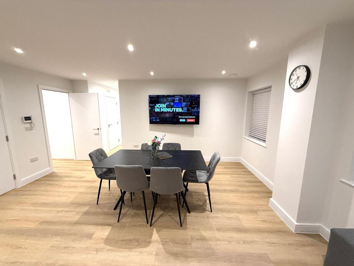 Sale Road Serviced Near Airport & Trafford Centre Appartamento Wythenshawe