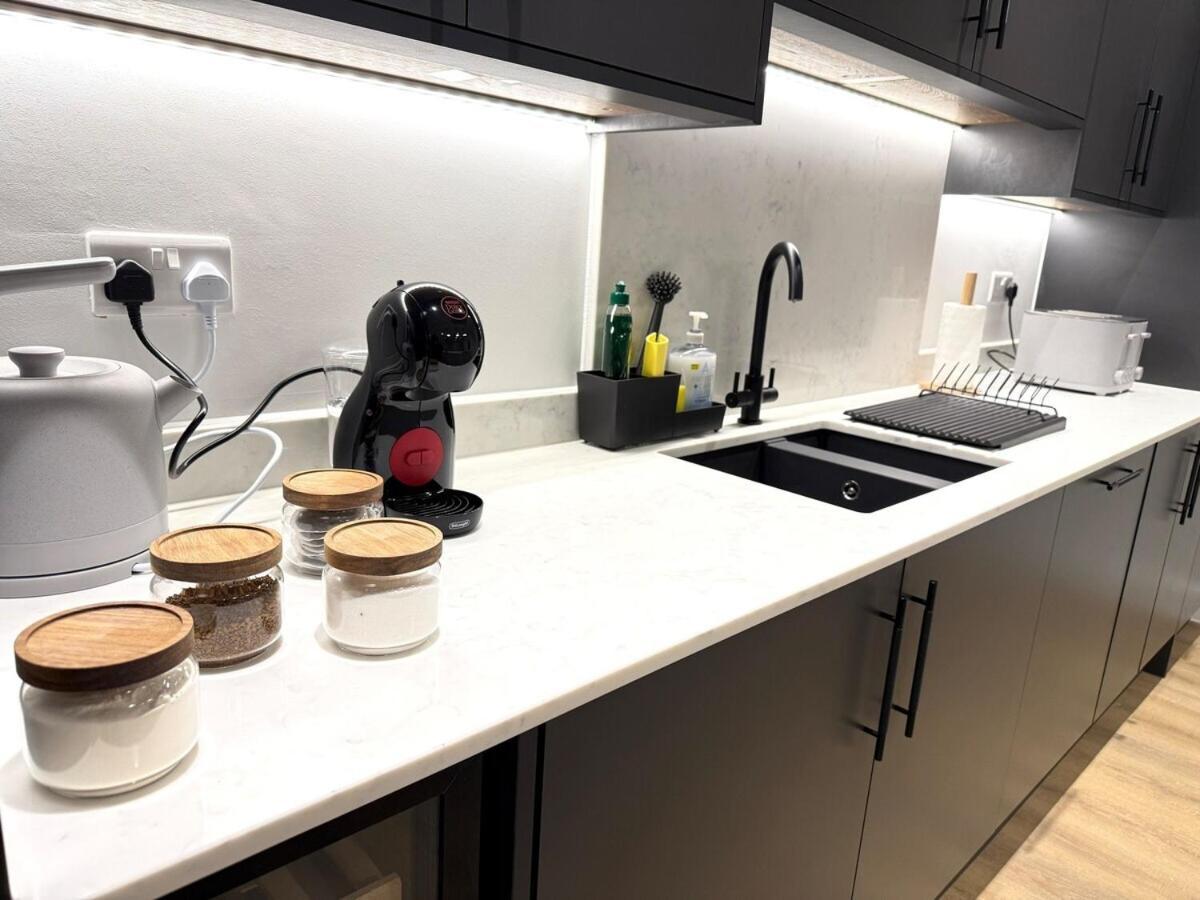 Sale Road Serviced Near Airport & Trafford Centre Wythenshawe