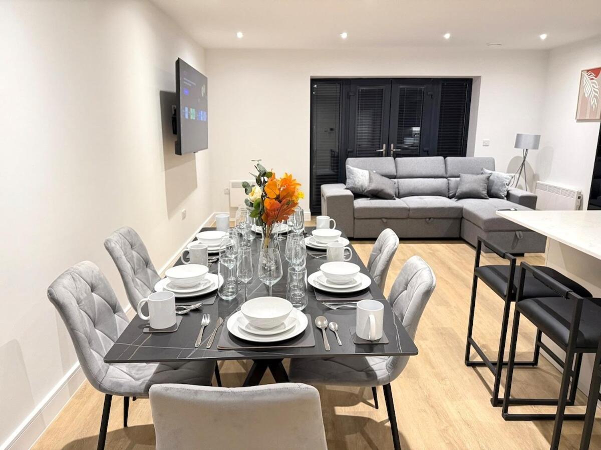 Sale Road Serviced Near Airport & Trafford Centre Wythenshawe