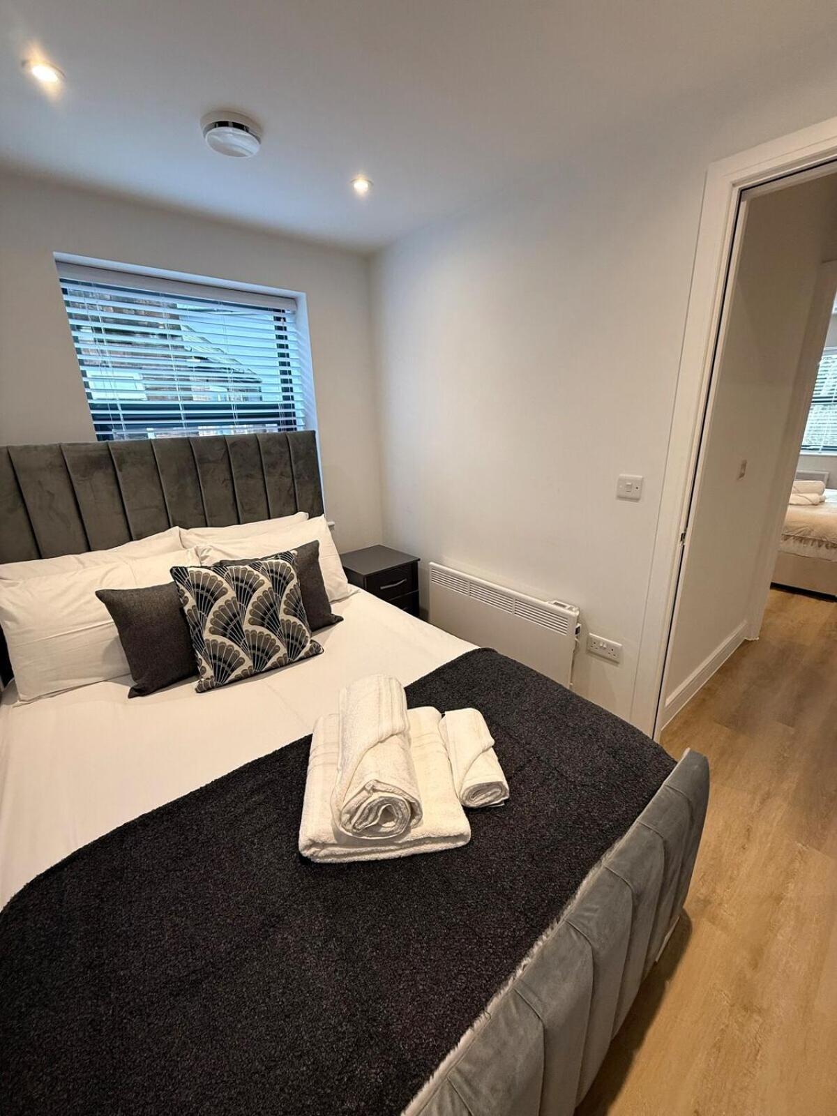 Sale Road Serviced Near Airport & Trafford Centre * Wythenshawe